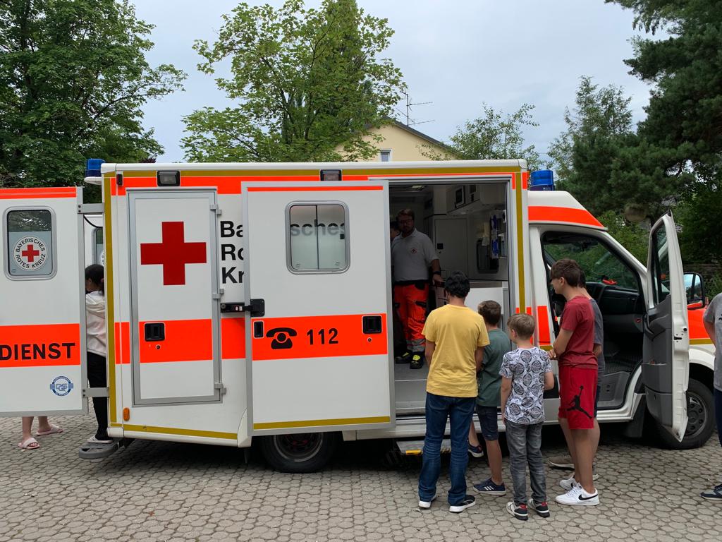 You are currently viewing Das Bayerische Rote Kreuz besucht die Klasse 6a
