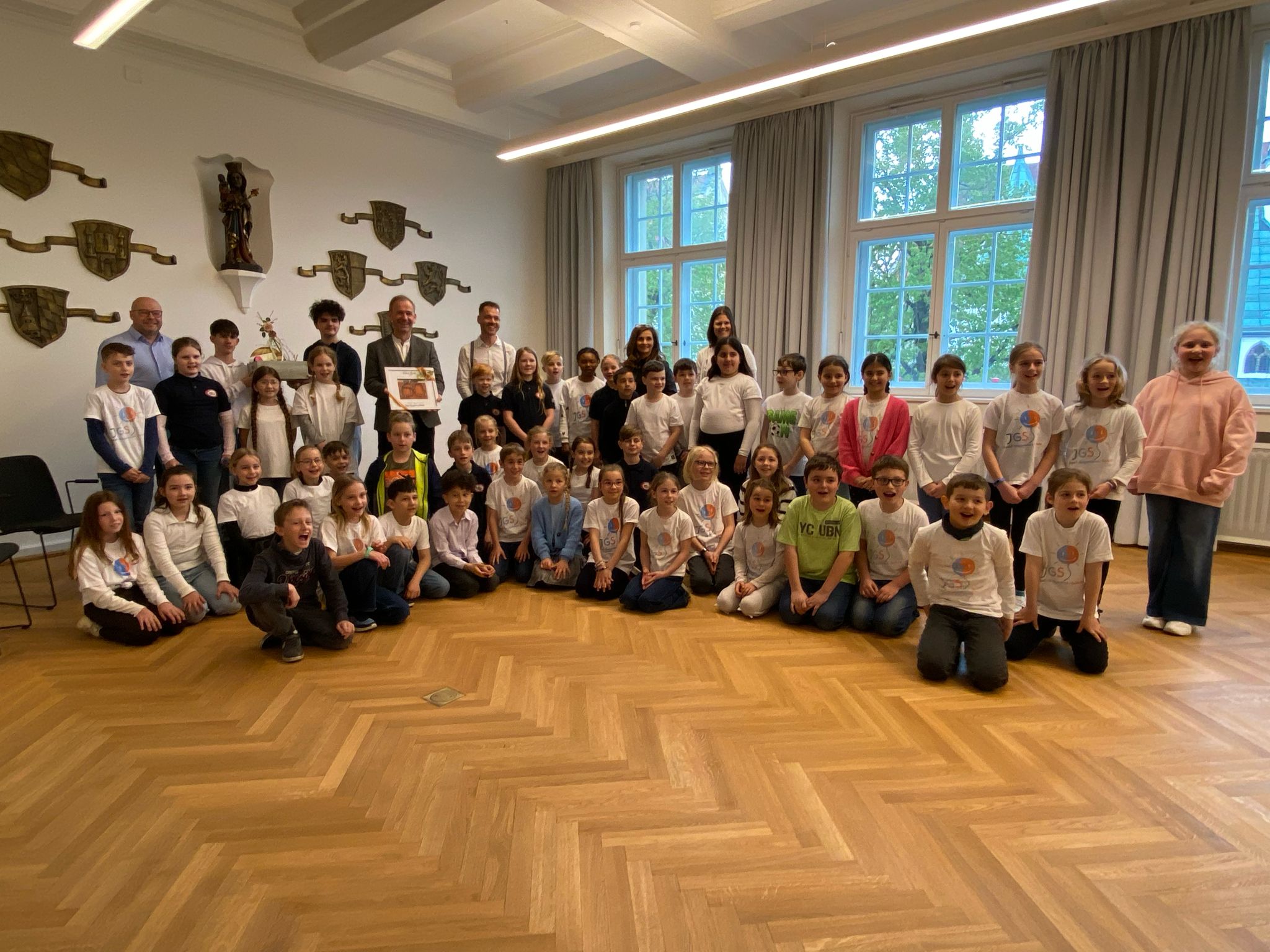 Du betrachtest gerade Schule gratuliert 1. Bürgermeister Antwerpen zum runden Geburtstag