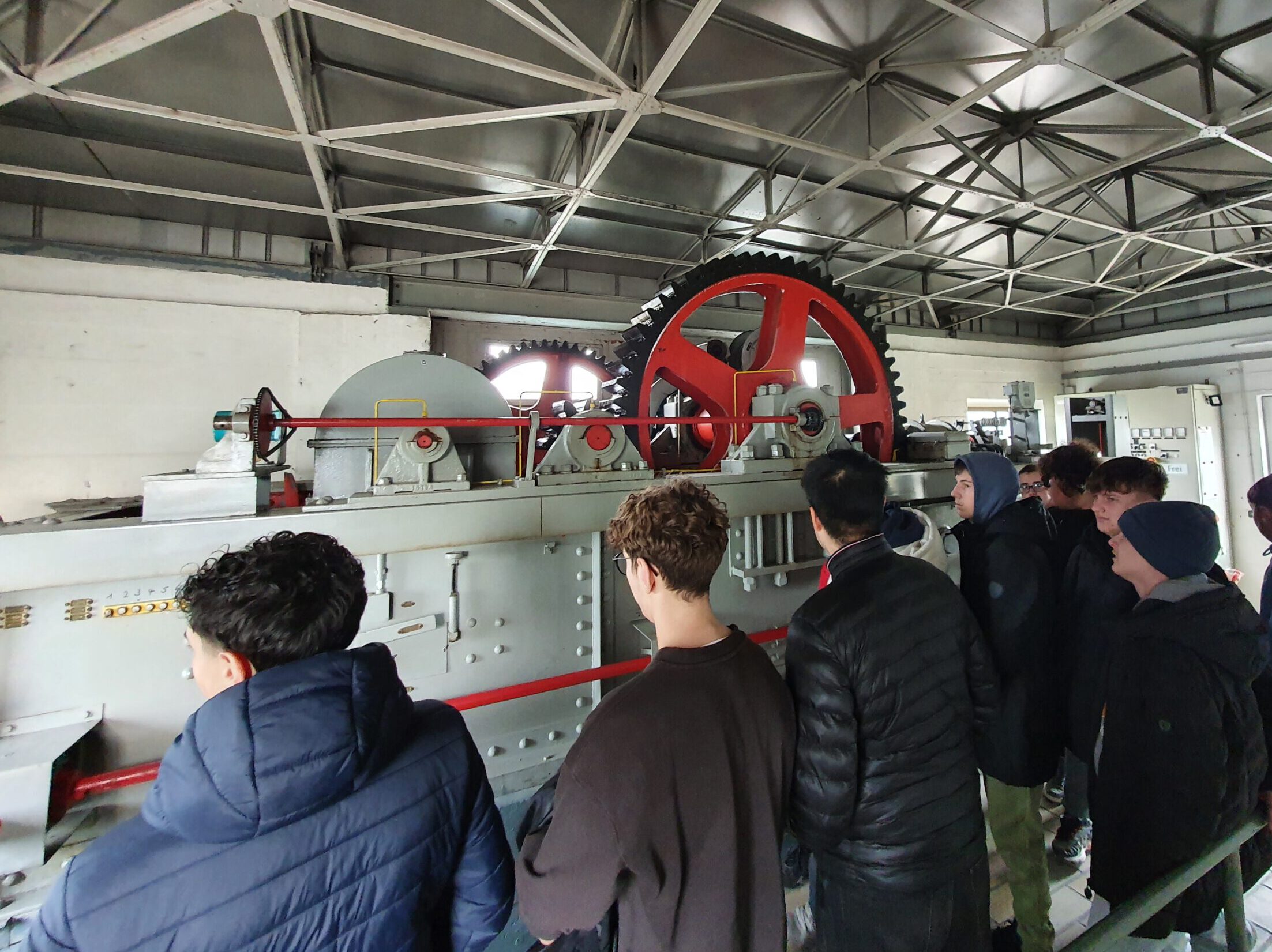 Du betrachtest gerade Ausflug der Klassen 8a, 8b und 8M zum Wasserkraftwerk in Neuötting