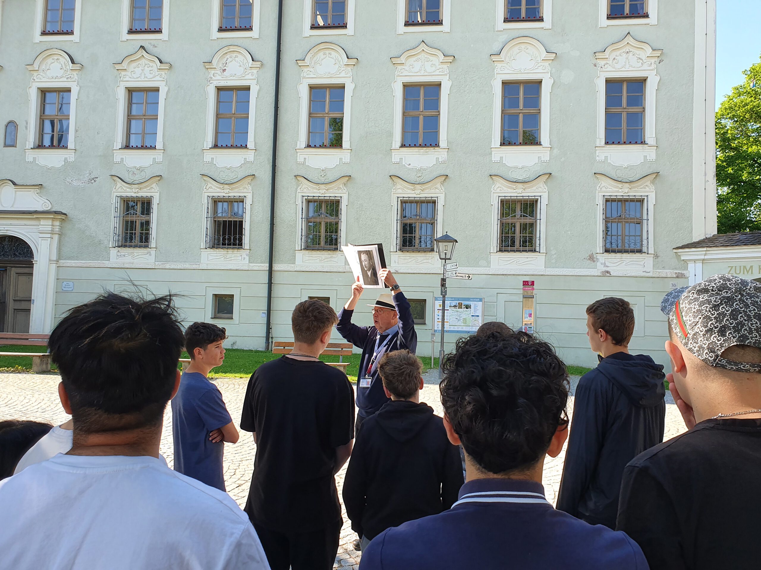 Du betrachtest gerade Erinnerung, die bewegt – Zeitgeschichtliche Führung für die 8. Klassen zu den Bürgermorden in Altötting