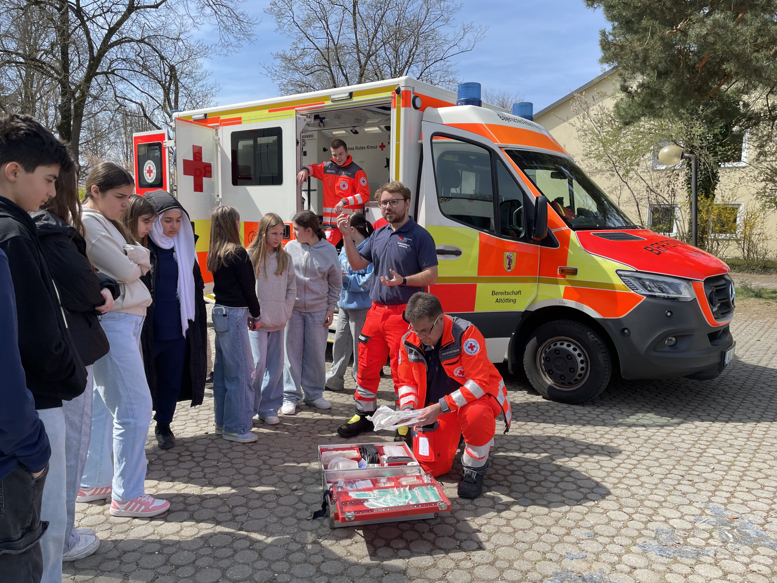 Du betrachtest gerade Rettungswagen zu Besuch bei der Klasse 6a