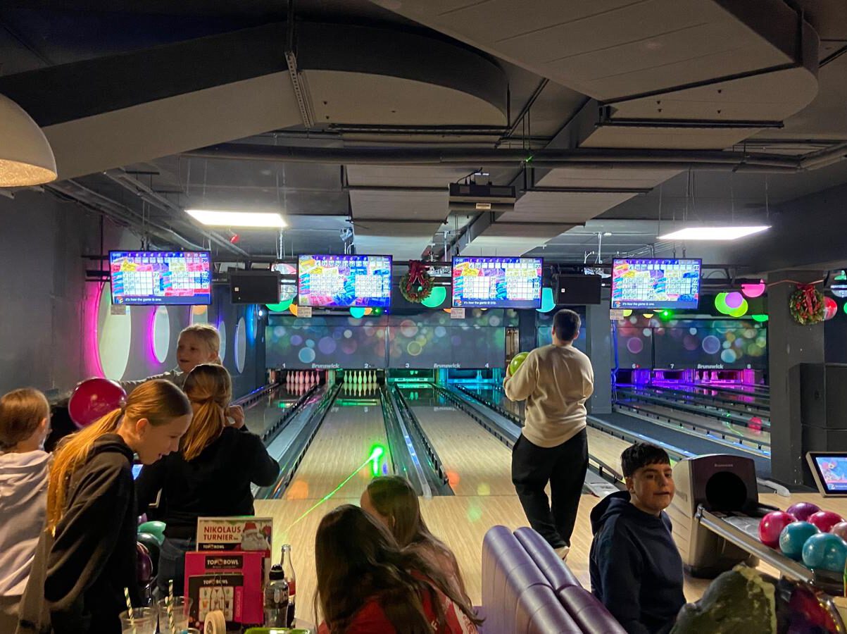 Du betrachtest gerade Die 7. Klassen gehen Bowlen!