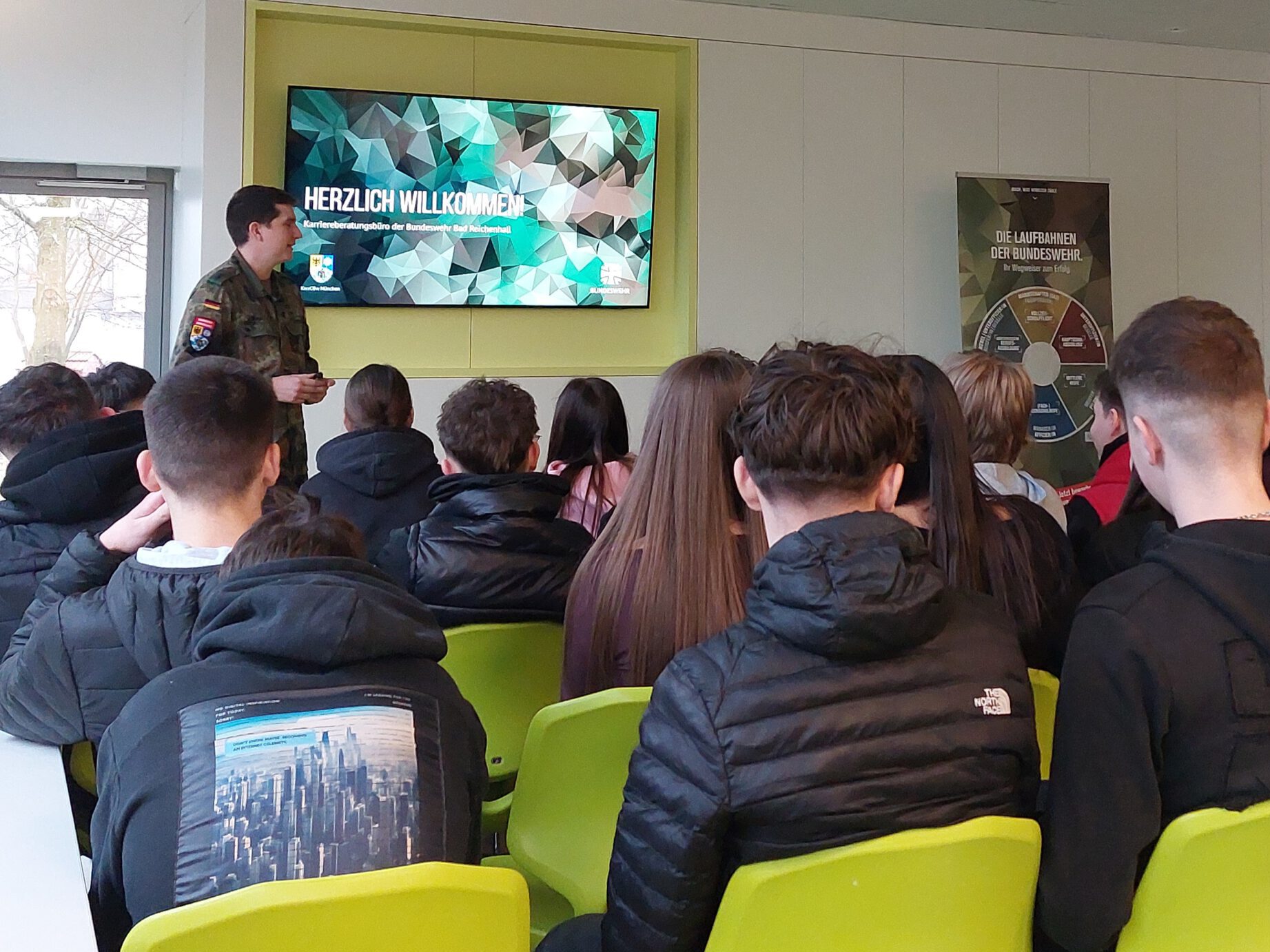 Du betrachtest gerade Besuch der Bundeswehr an unserer Schule