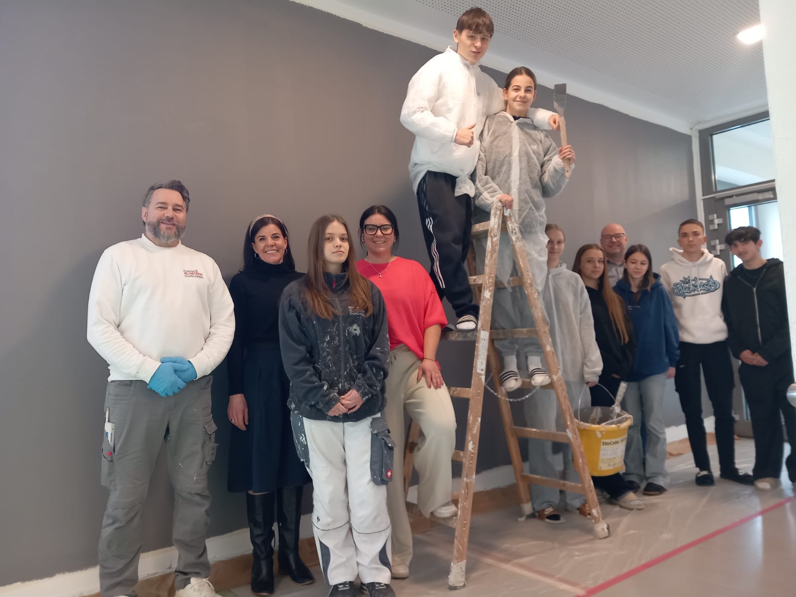 Du betrachtest gerade Mehr als nur Farbe: Praxisklasse gestaltet Schulhaus kreativ und praxisnah