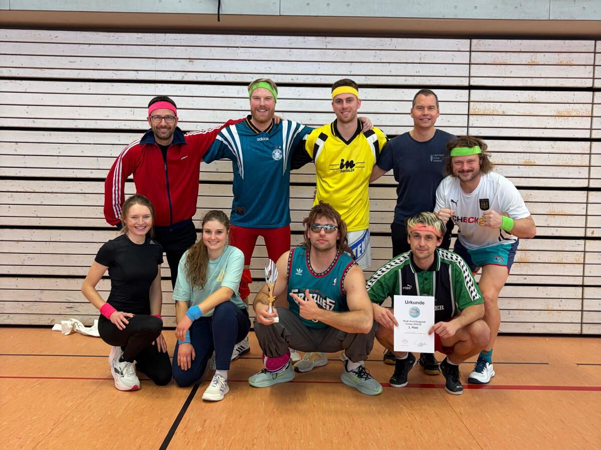 Du betrachtest gerade Dodgeball-Fieber an der Weiß-Ferdl-Mittelschule: Lehrer und 7M holen den Pokal!